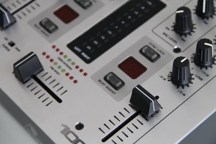 Vends mixer dj BEHRINGER VMX100