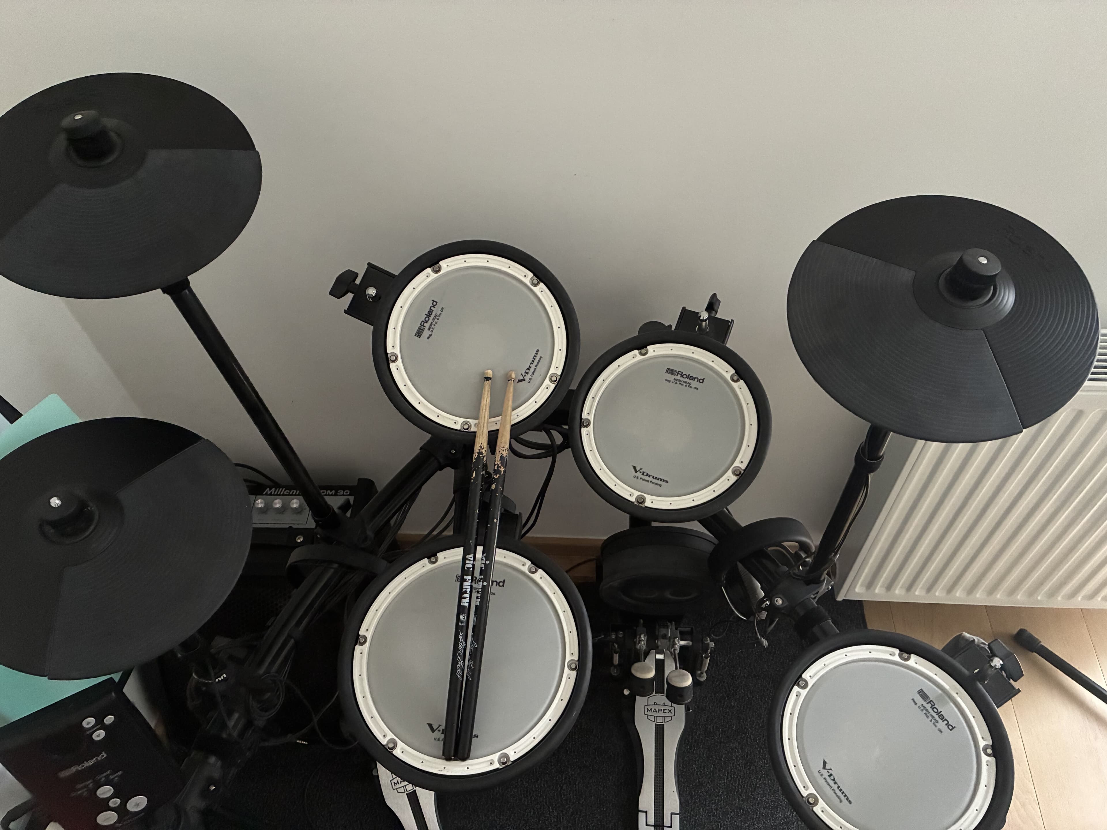 Batterie Roland TD-1DMK V-Drums + ampli DM30 + double pédale Mapex + siège Pearl + tapis Roland