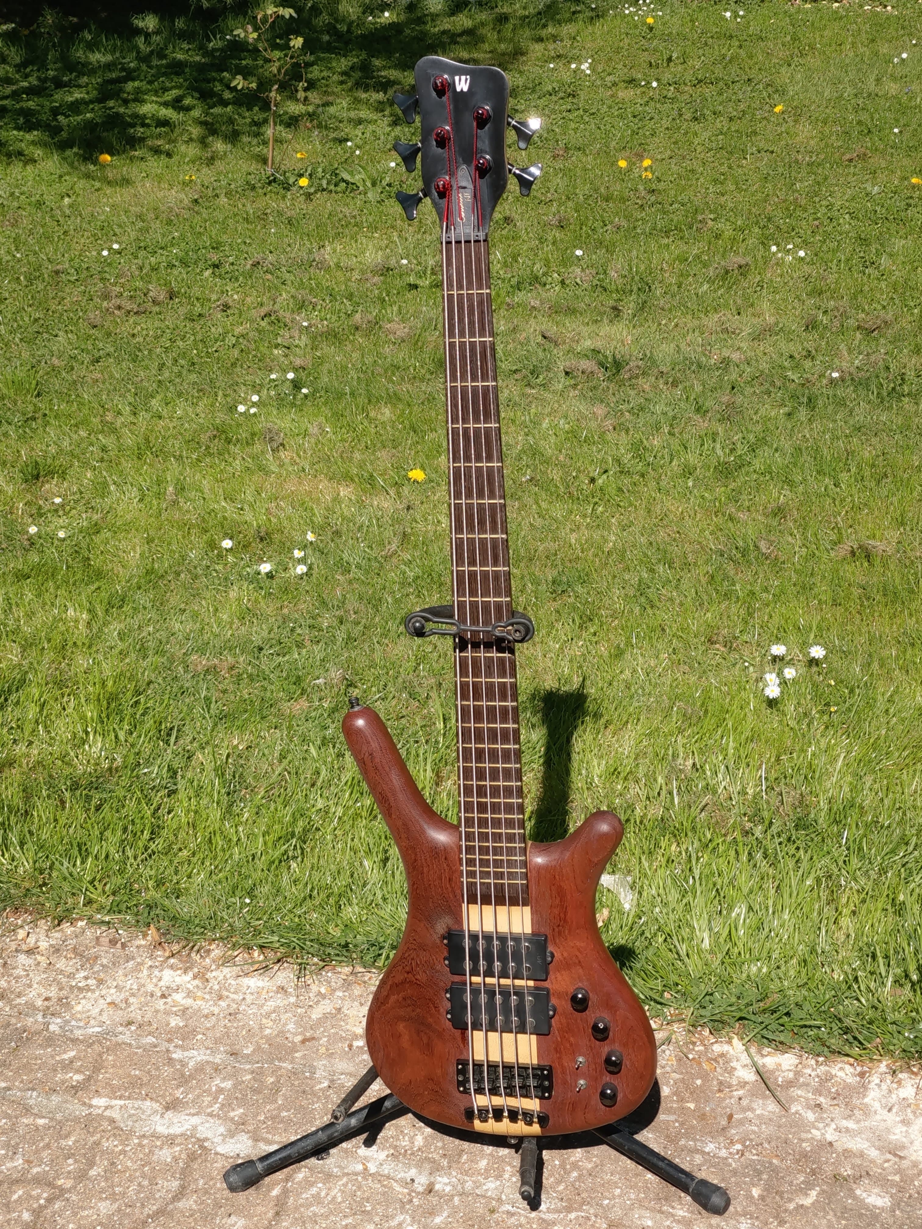 Warwick Corvette $ NT 5 cordes, électronique préampli neuve.