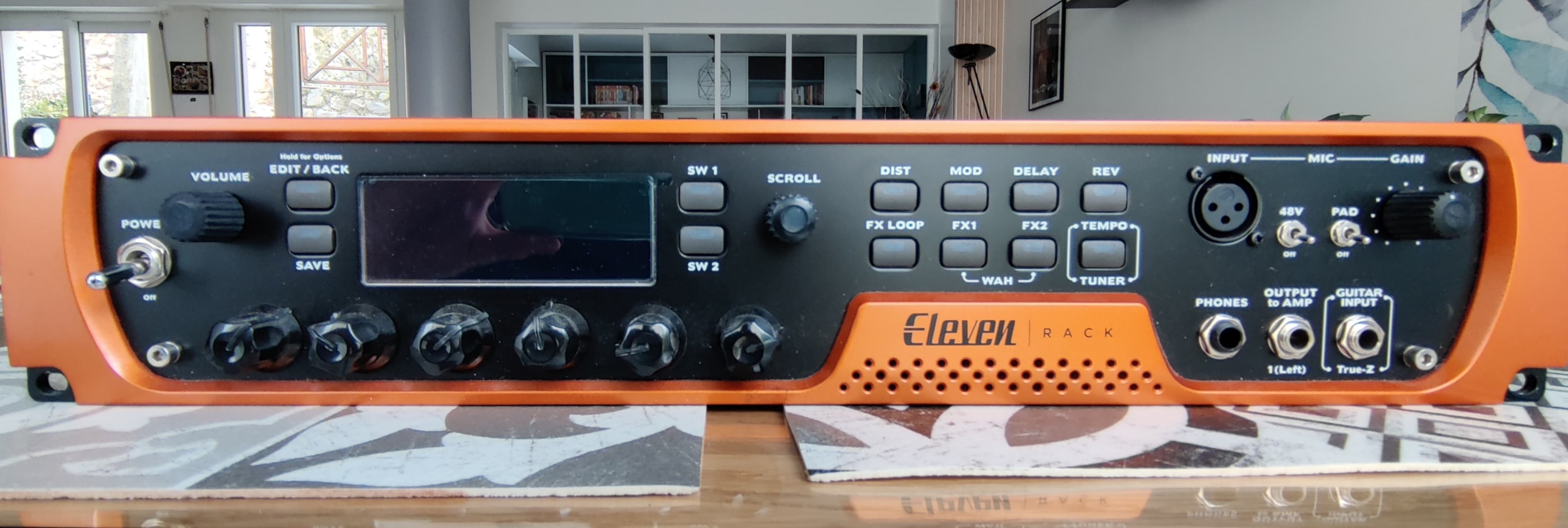 Vends Avid Eleven rack + hard case + dual footswitch Boss FS-6