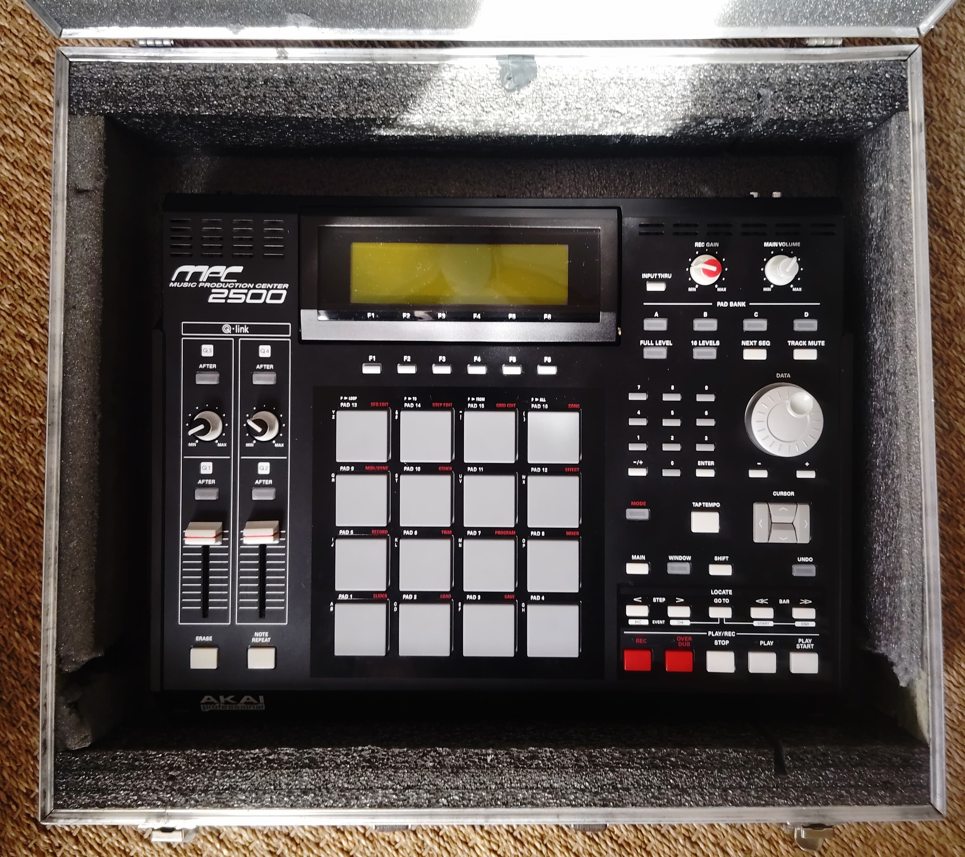 Vends MPC2500 - 128mb - jjos v3.13 + Flightcase + SWITCHS NEUFS