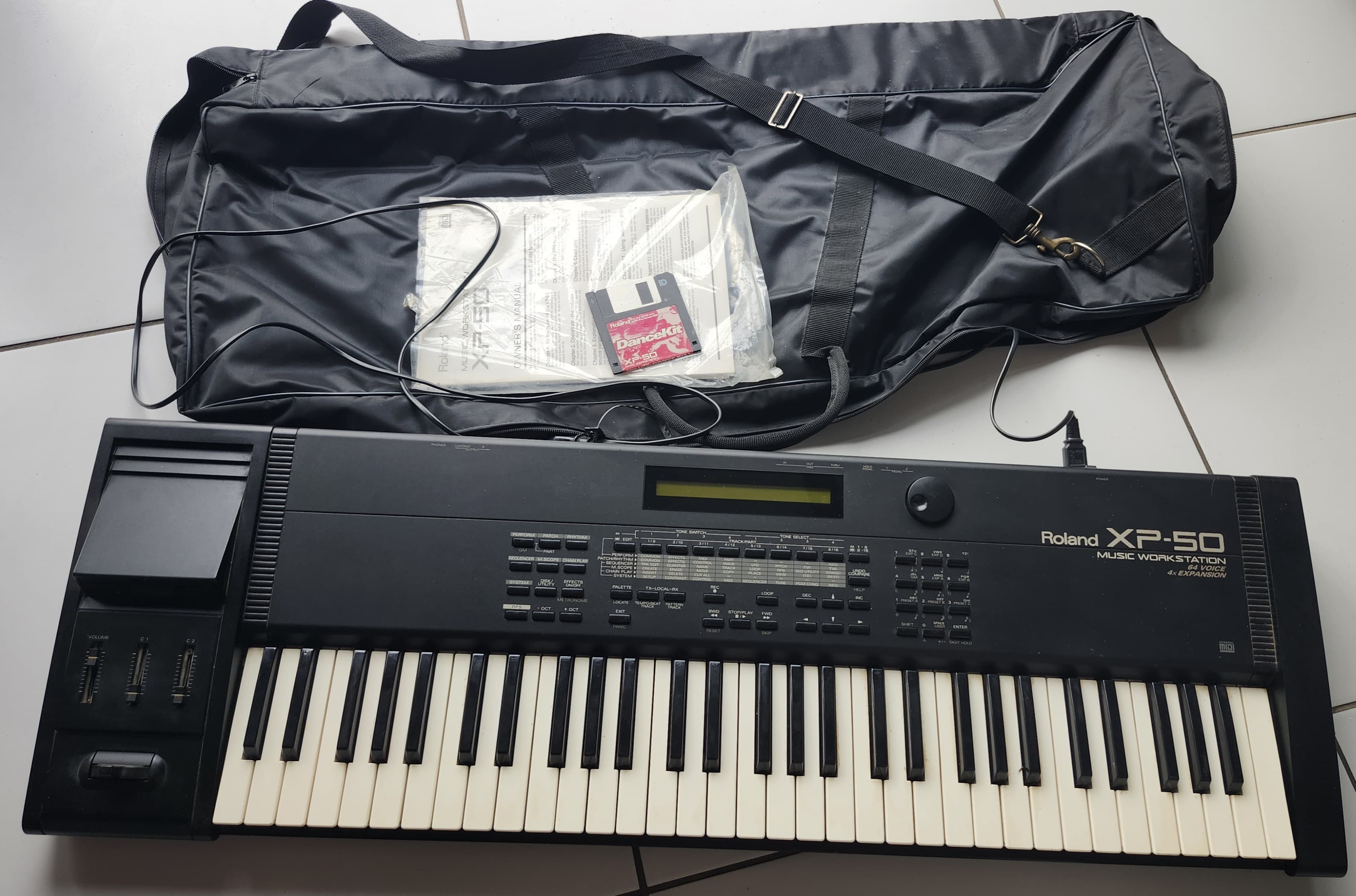 Vends Roland Xp50 + Housse + disquette +manuel