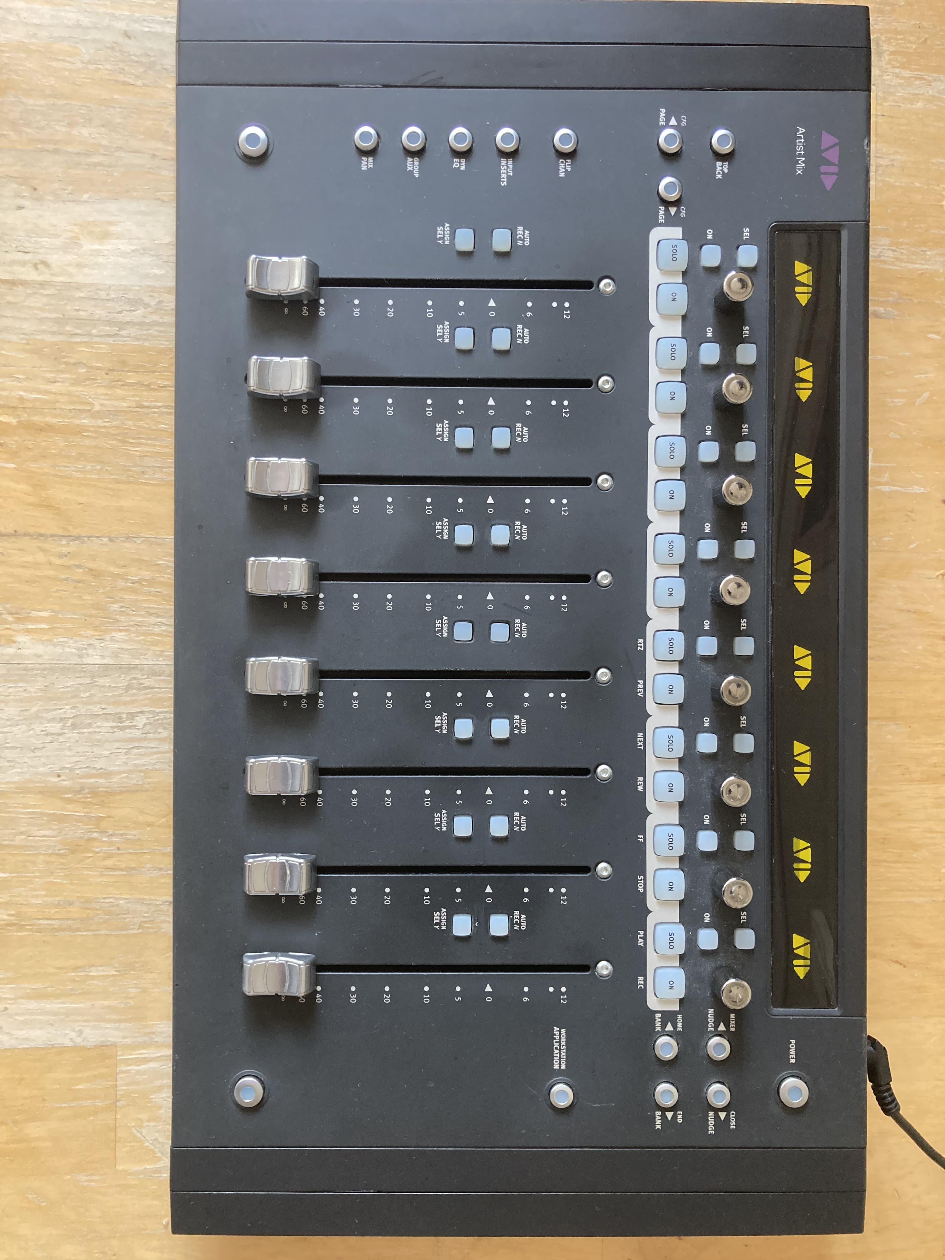 Vends Avid Artist Mix V2