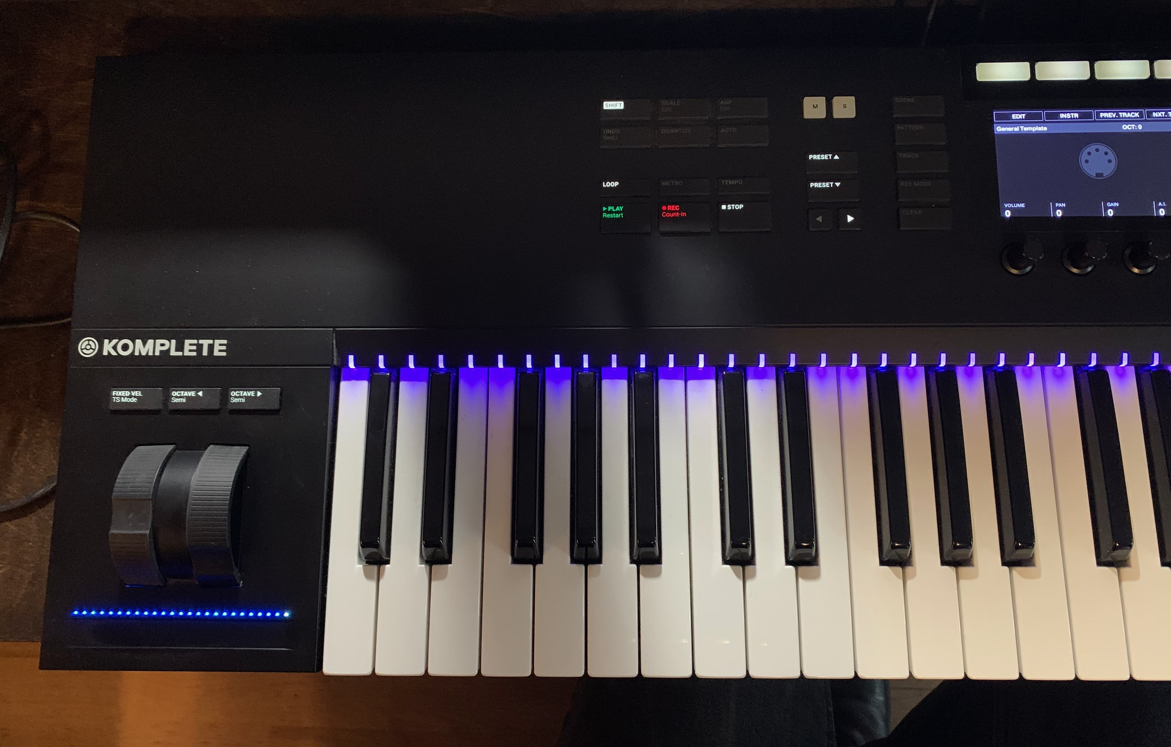 Vends Native Instruments Komplete Kontrol S61 mk2 + bloc d'alimentation externe