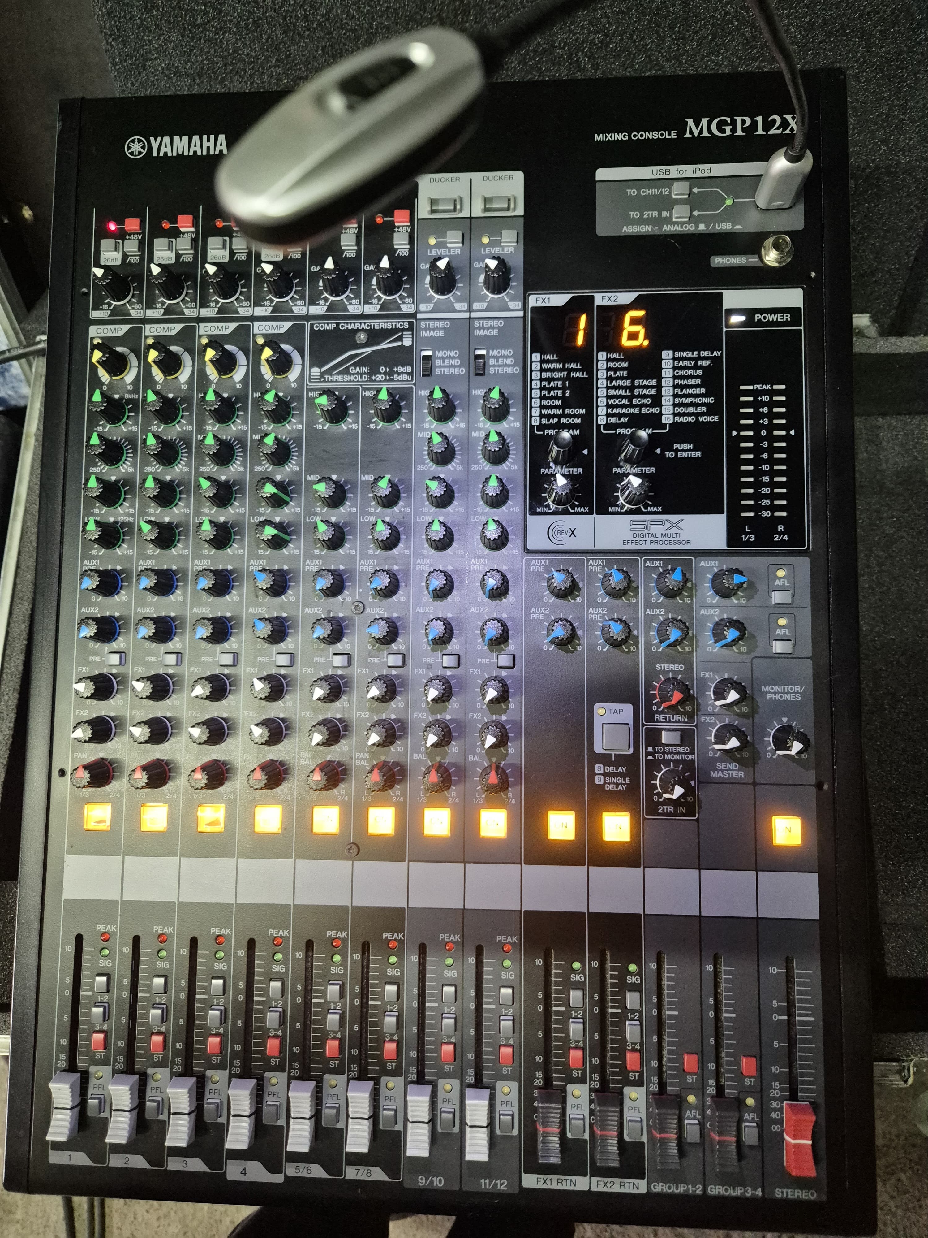 Vends console de mixage analogique YAMAHA MGP 12 X