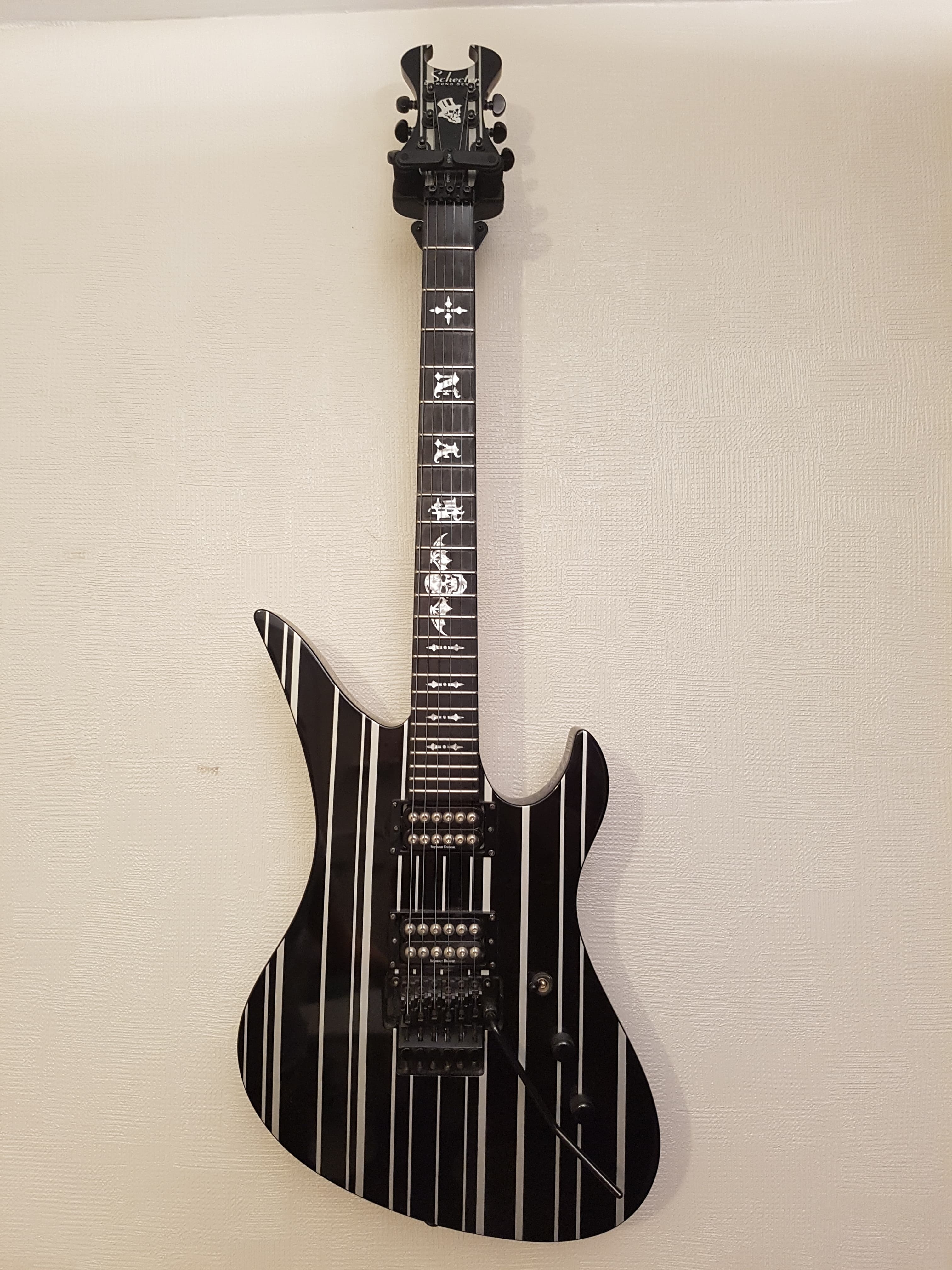 Vends Schecter Synyster Gates Custom Black w/ White Stripes de 2009