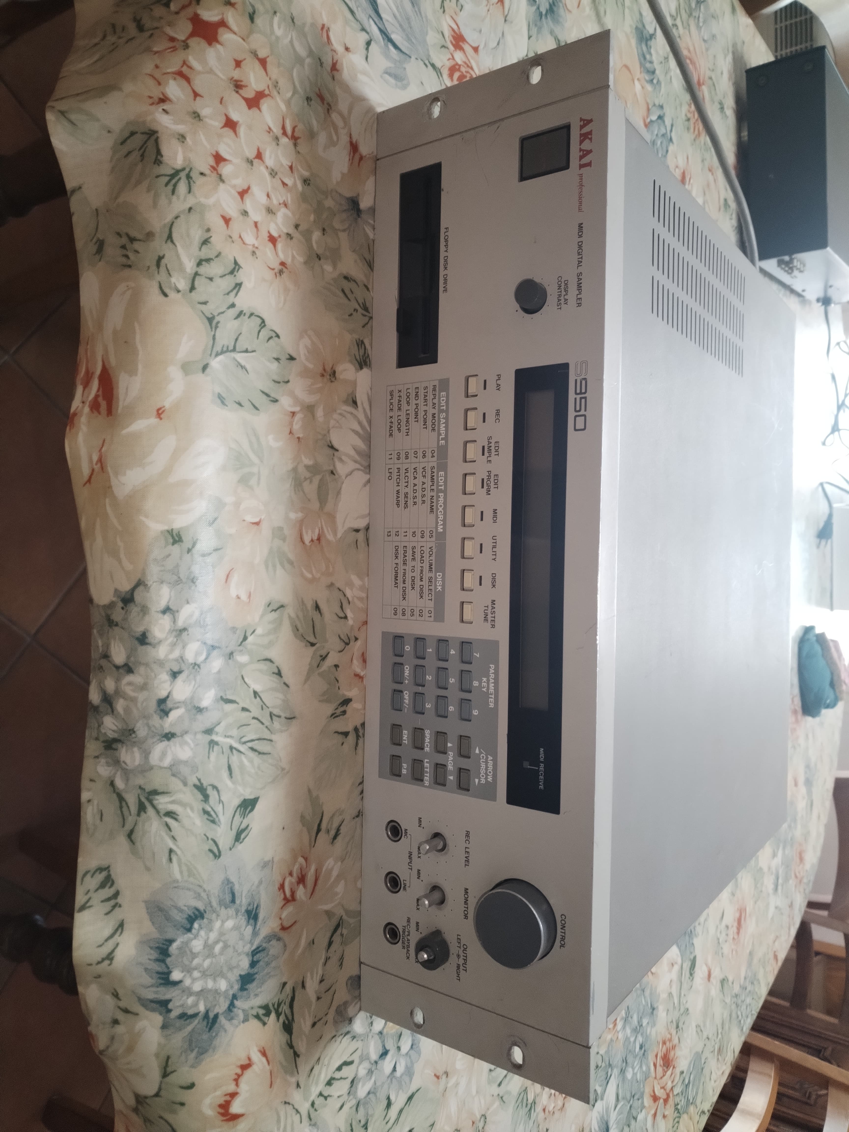 Akai S950 d’origine US (passé en 220V d'origine) – En l'état