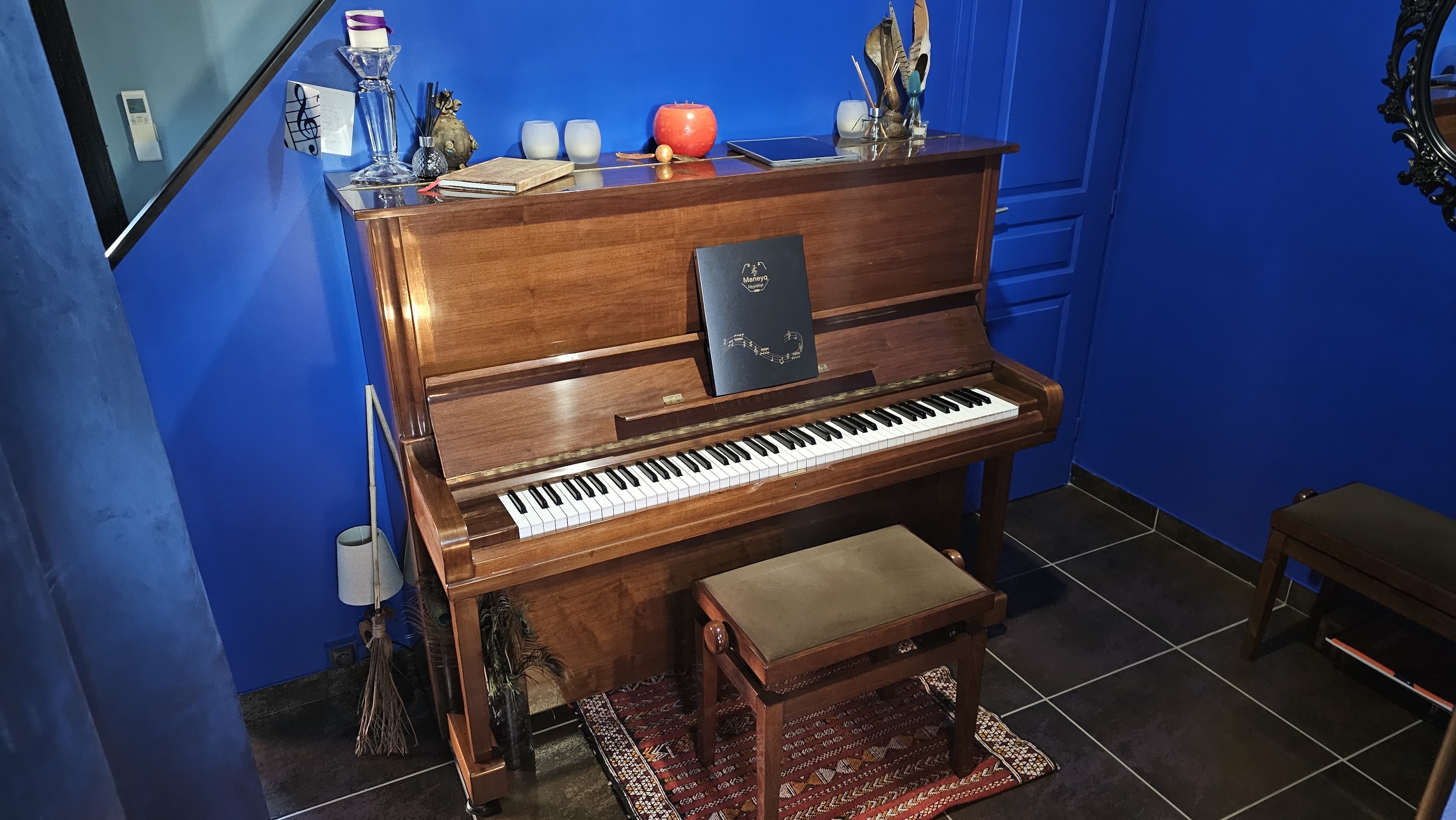 Piano droit Young Chang U3 – Très bon état – Finition Noyer