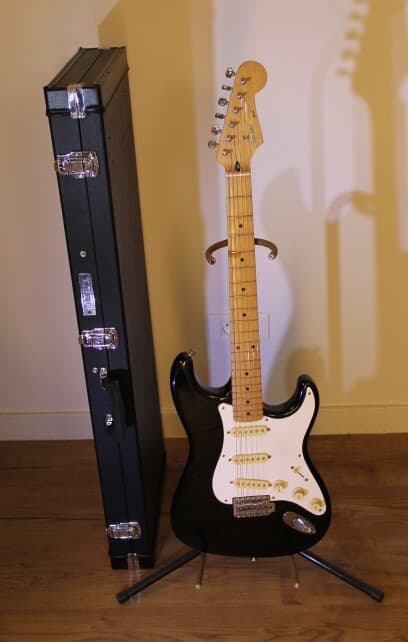 Vends FENDER SQUIER Japon avec étui rigide