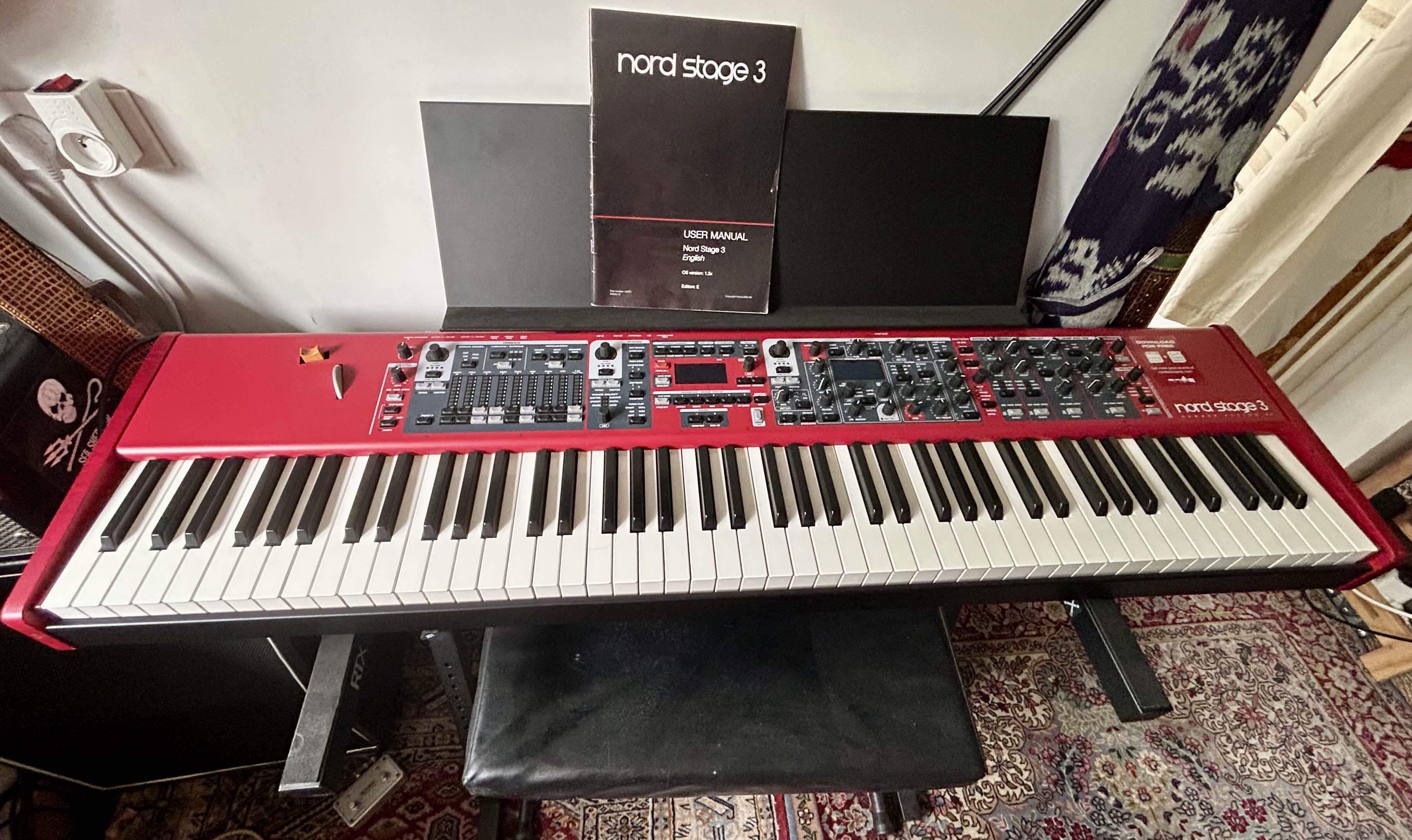Nord Stage 3 + housse rigide + triple pedale + notice etc...