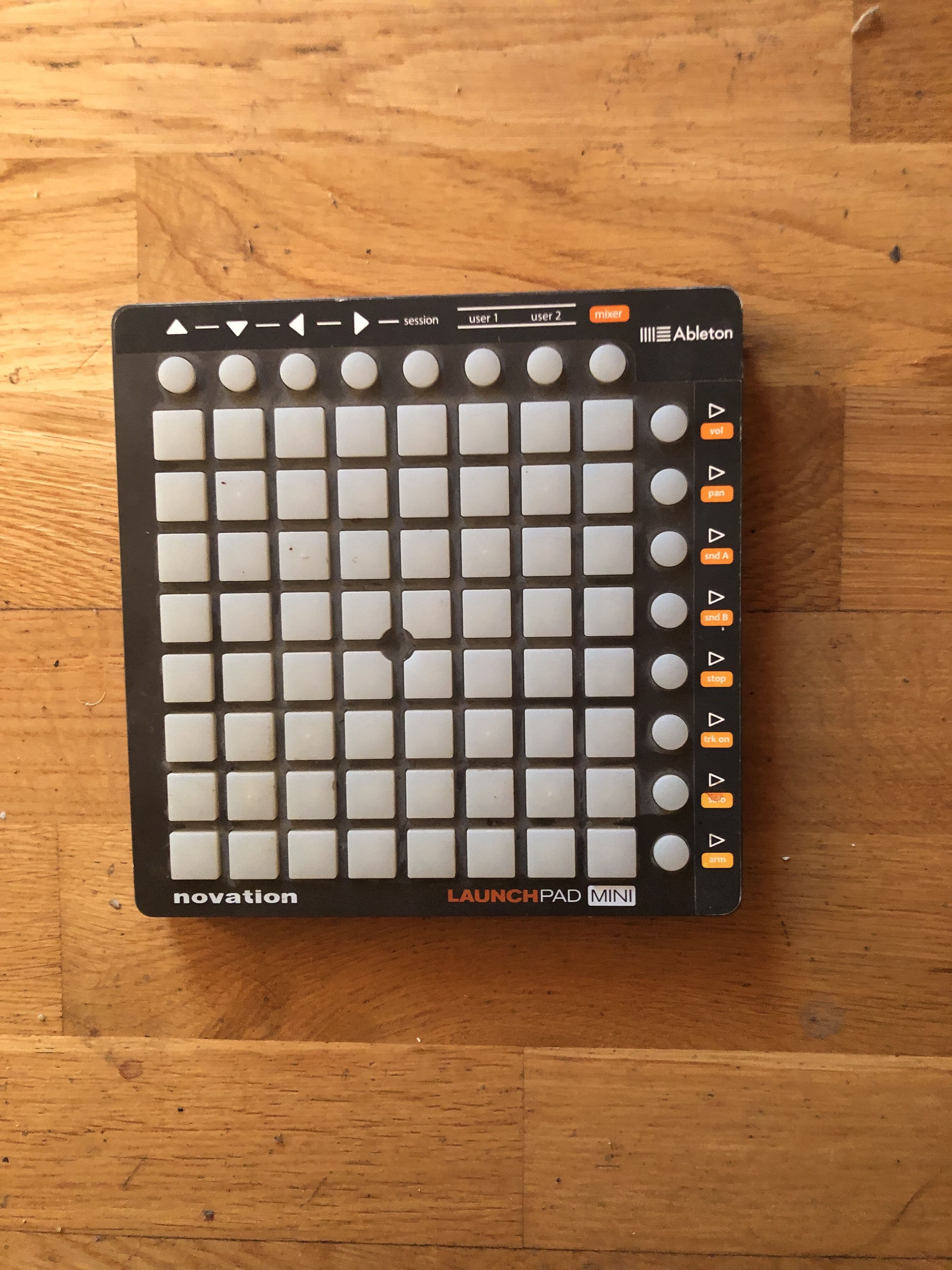 Novation Launchpad Mini pour contrôler Ableton Live.