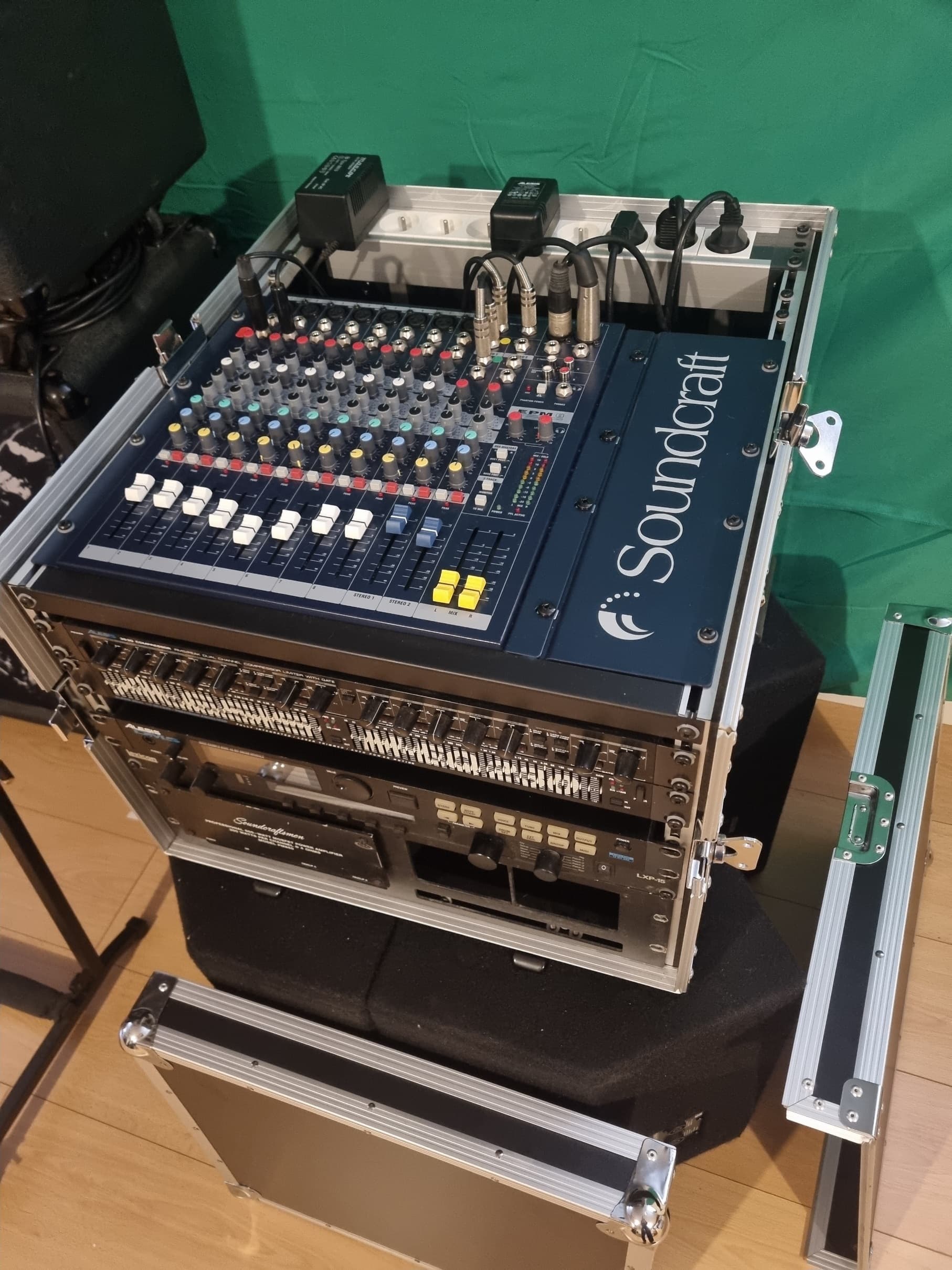 Vends table de mixage rackable 8 pistes Soundcraft EMP8