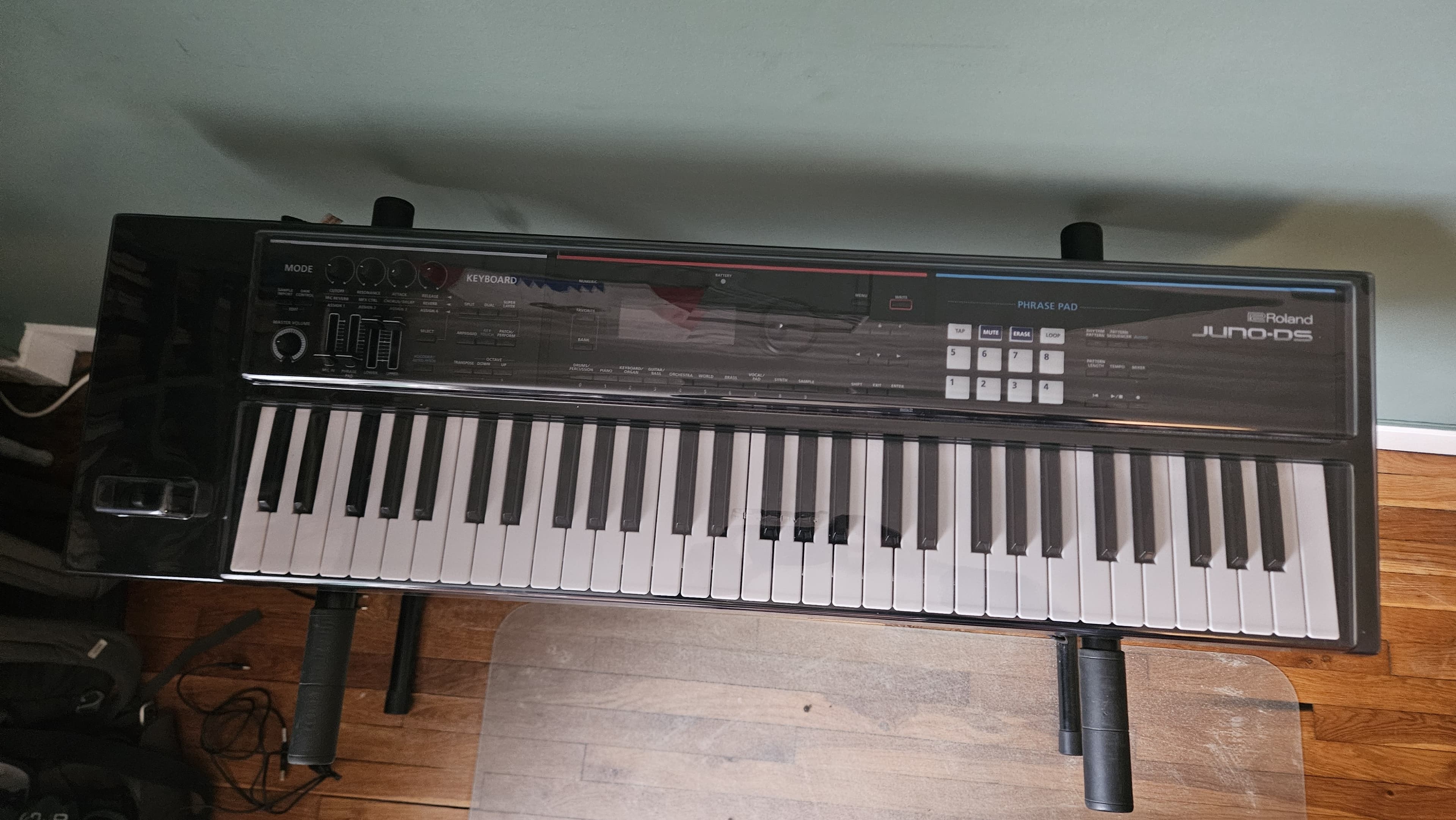 Vends Roland Juno DS 61 (+ 2e alim, couvercle de protection, pédale de sustain et housse de transport)