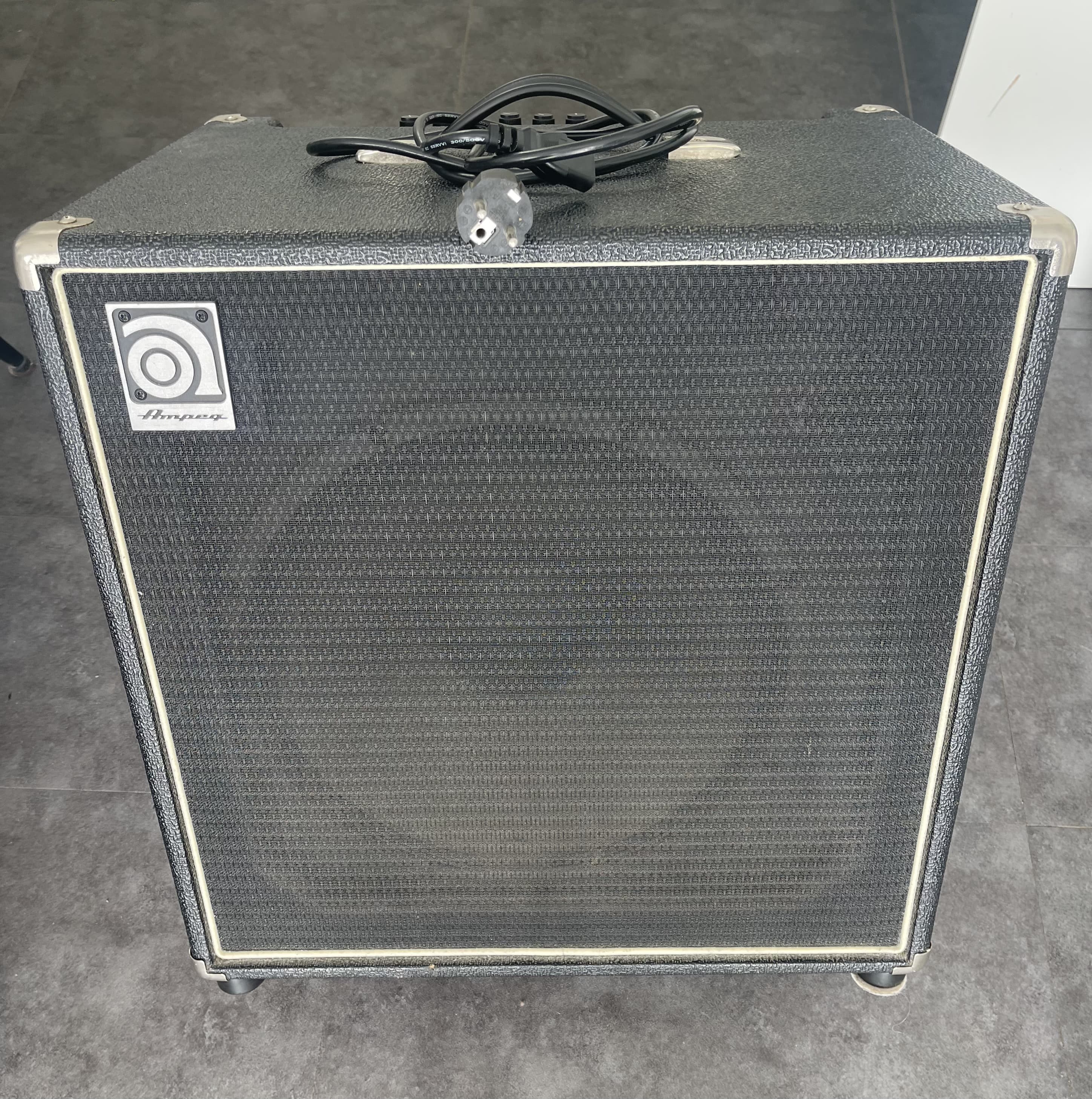 AMPEG BA-115 — COMBO BASSE 100 W — HAUT-PARLEUR 15 POUCES