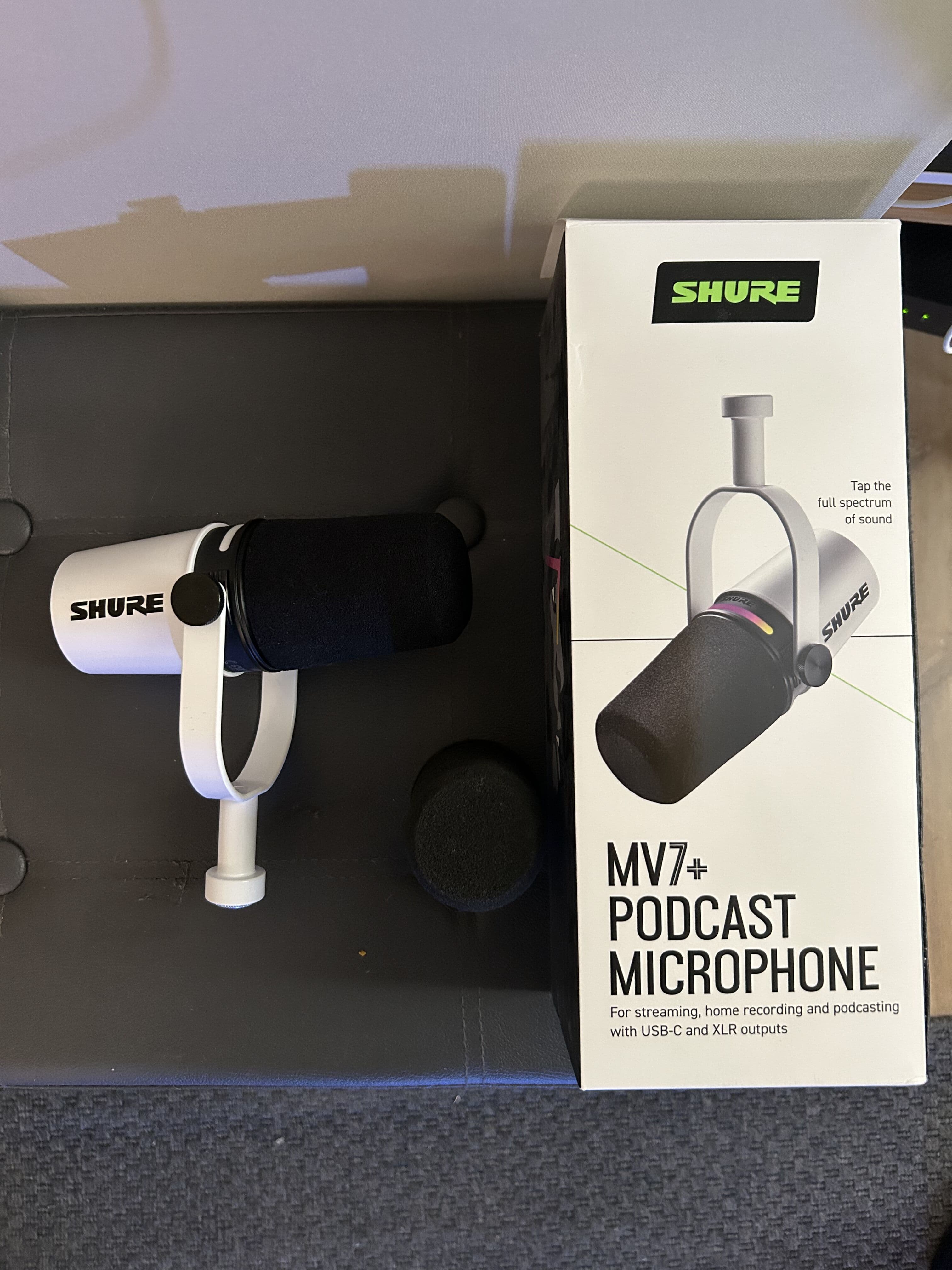 Shure MV7+ Blanc – Micro dynamique USB-C / XLR – Avec boîte