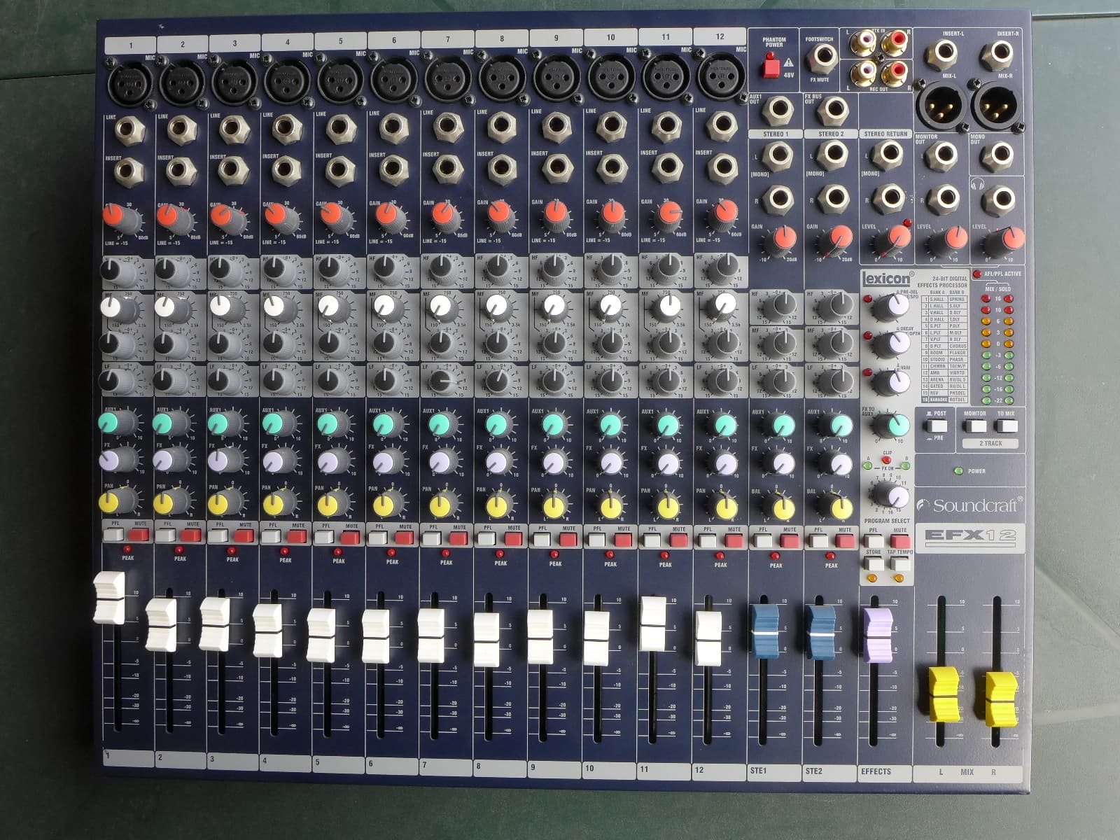 Vends table de mixage Soundcraft EFX 12