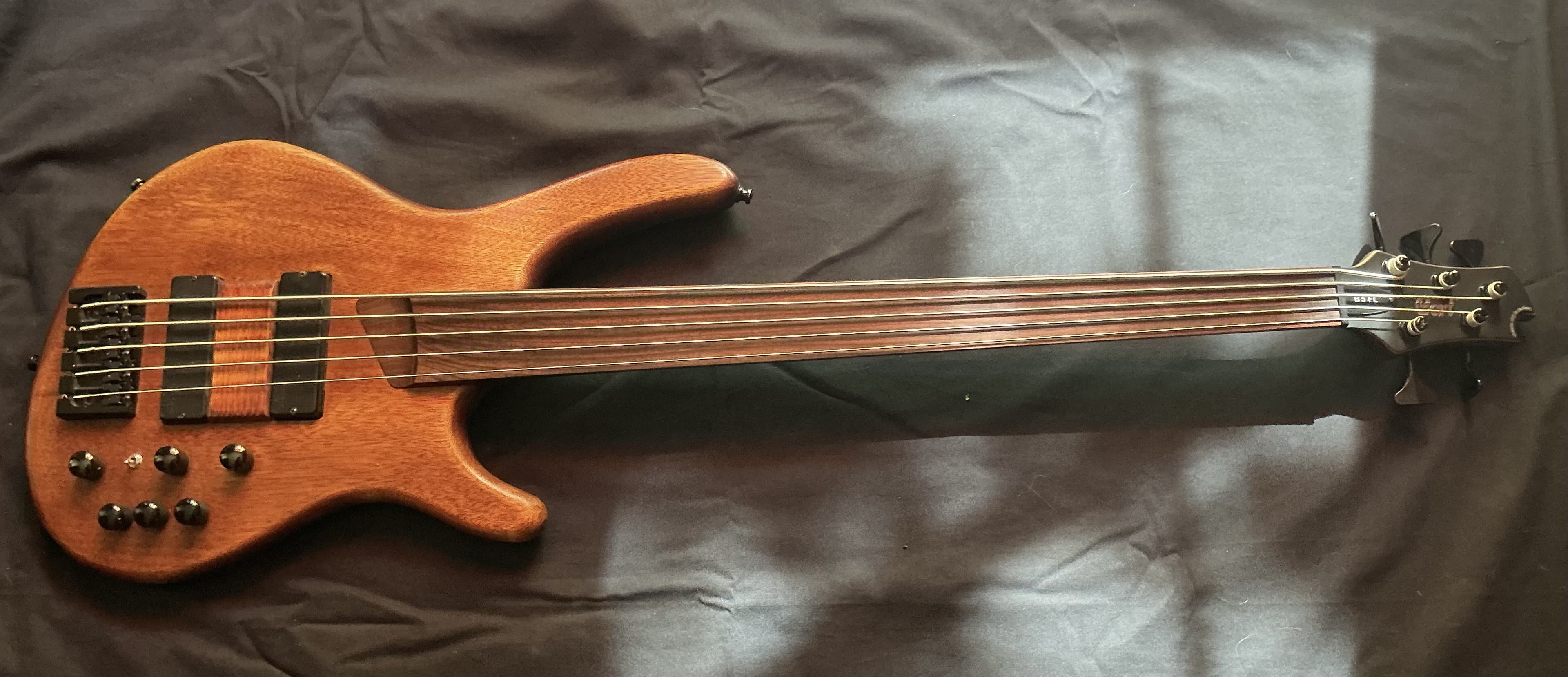 Vds CORT fretless 5 cordes