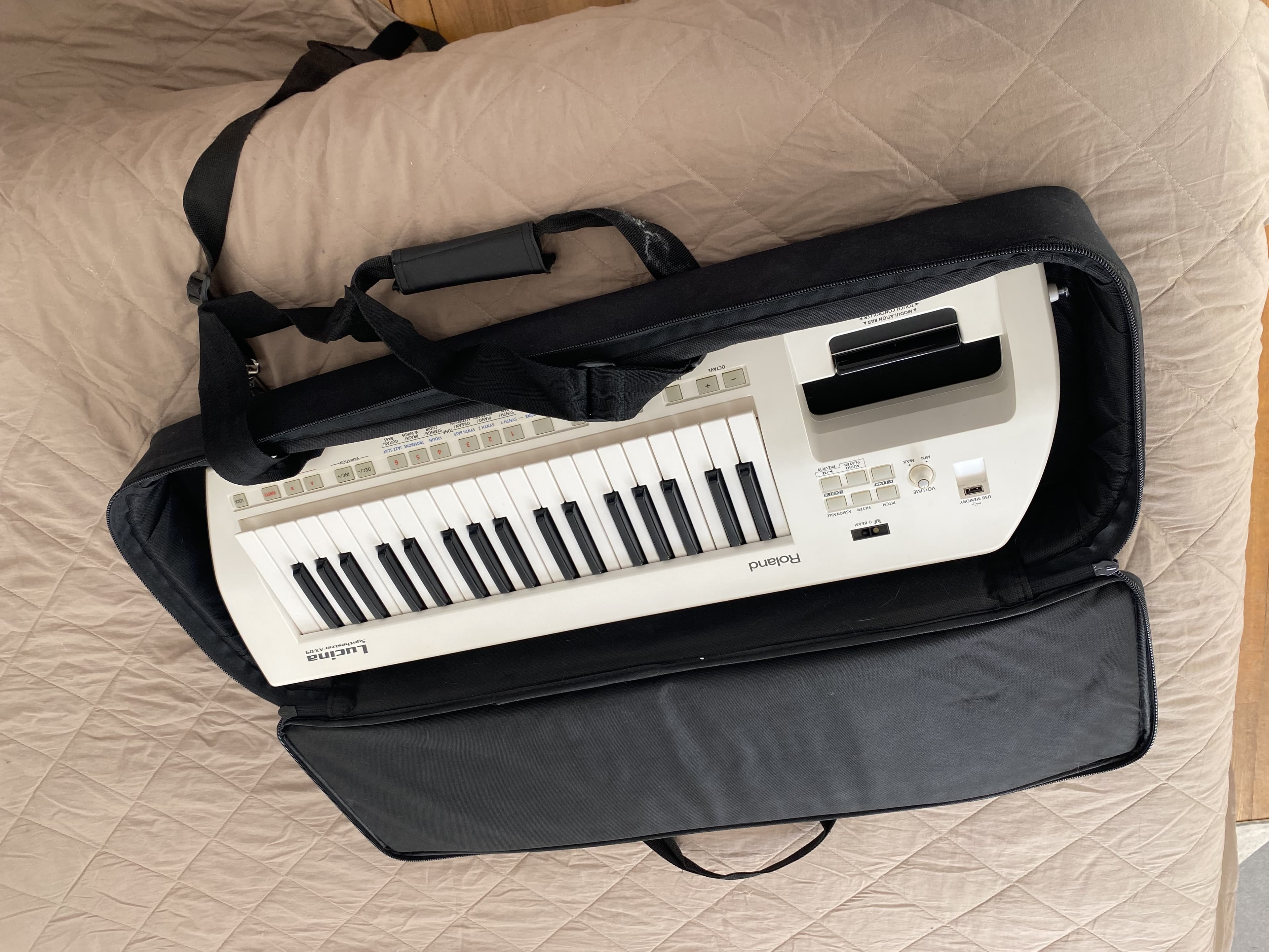 Vends Roland lucina ax09 BLANC