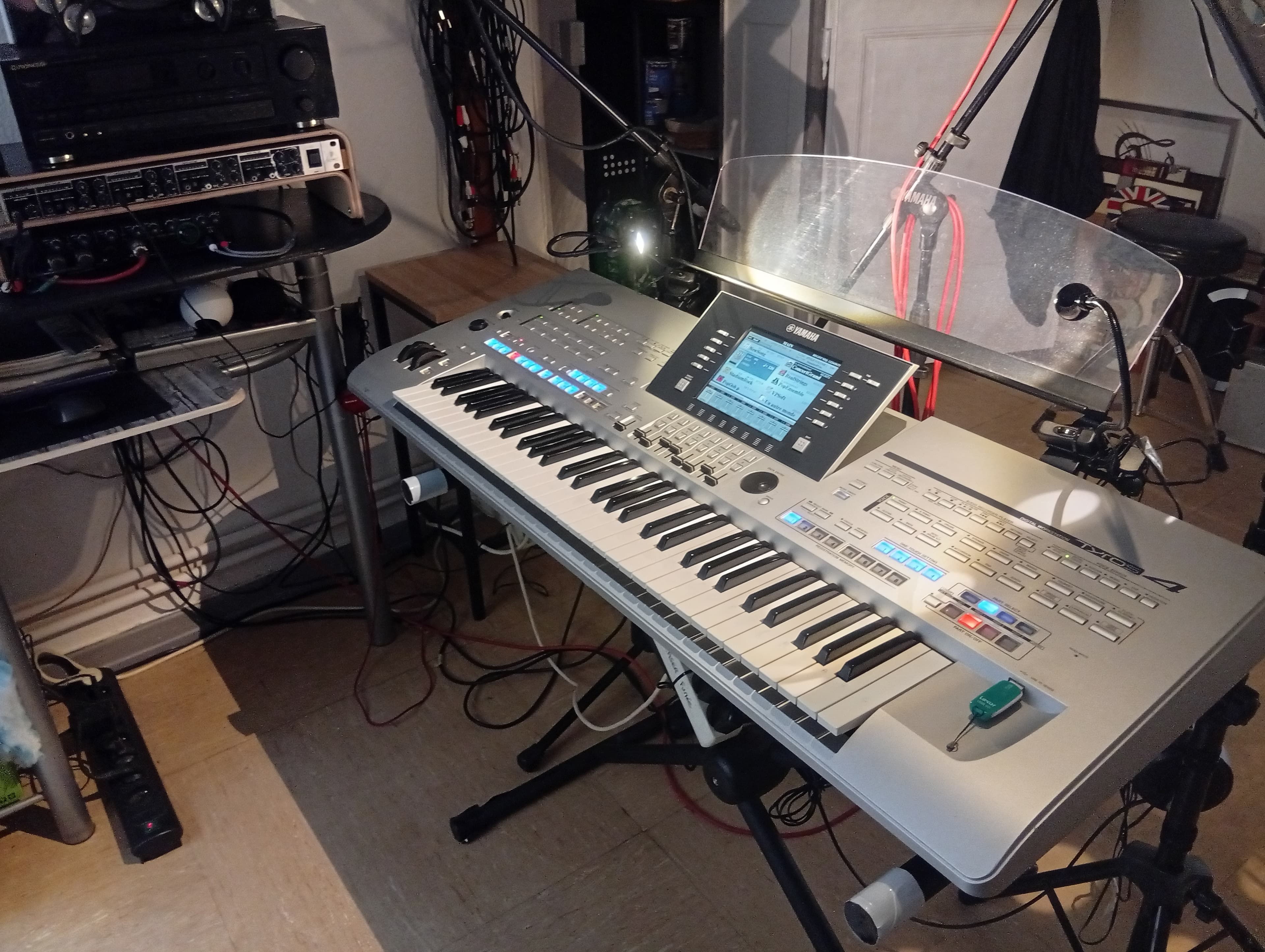 vends clavier professionnel yamaha tyros 4 sur metz 57 + sonorisation .
