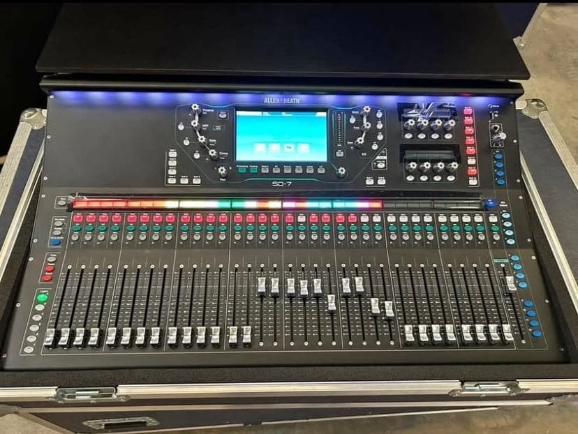 À vendre : Console de mixage numérique Allen & Heath SQ-7 – Excellentes performances.