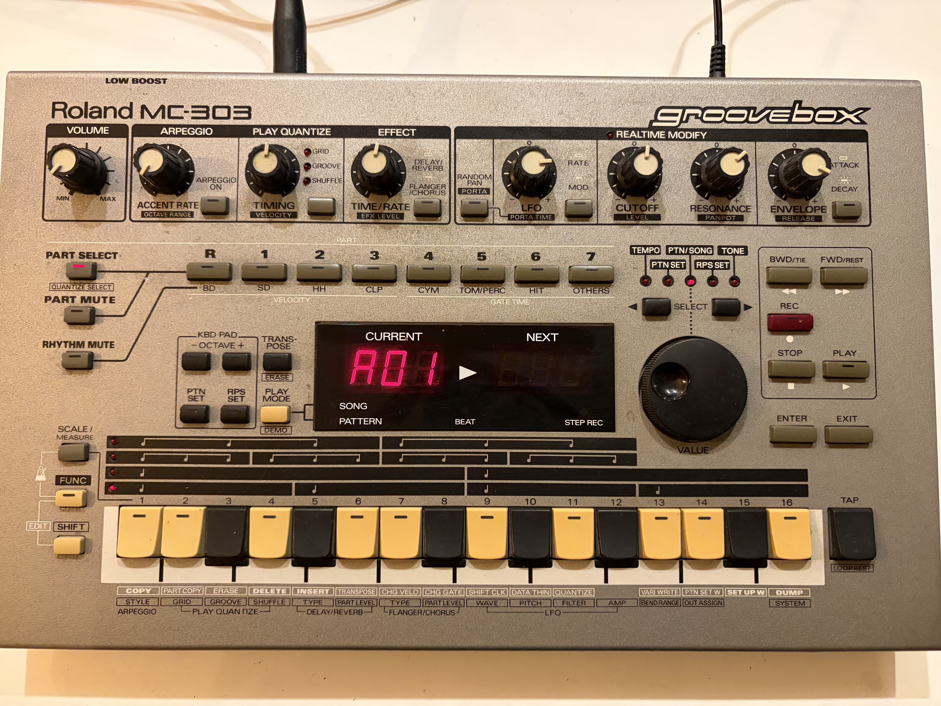Roland mc303 groovebox