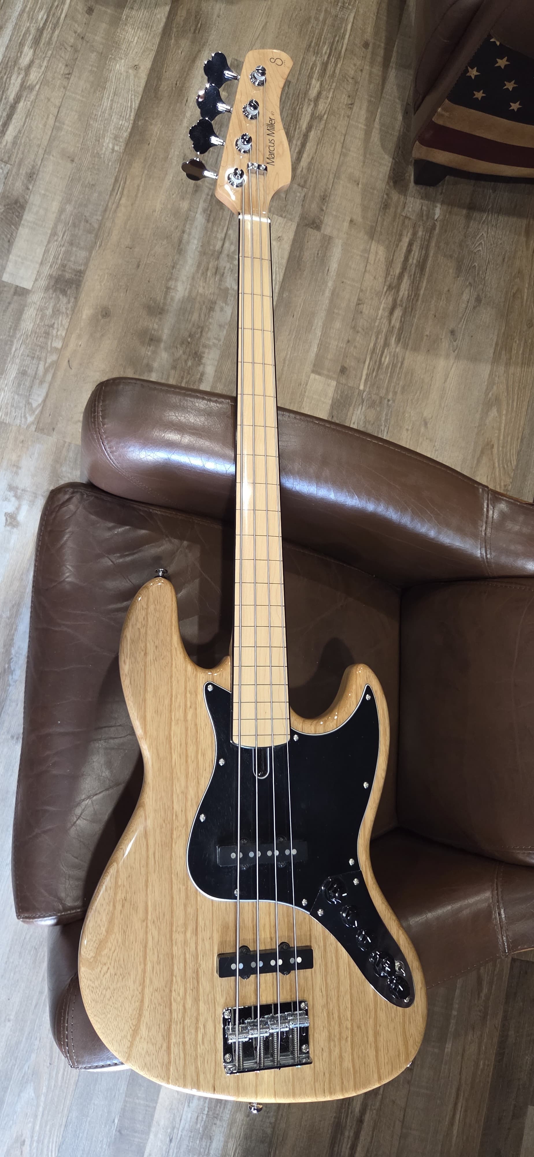 Basse 4 cordes fretless V7 Vintage Sire Marcus Miller