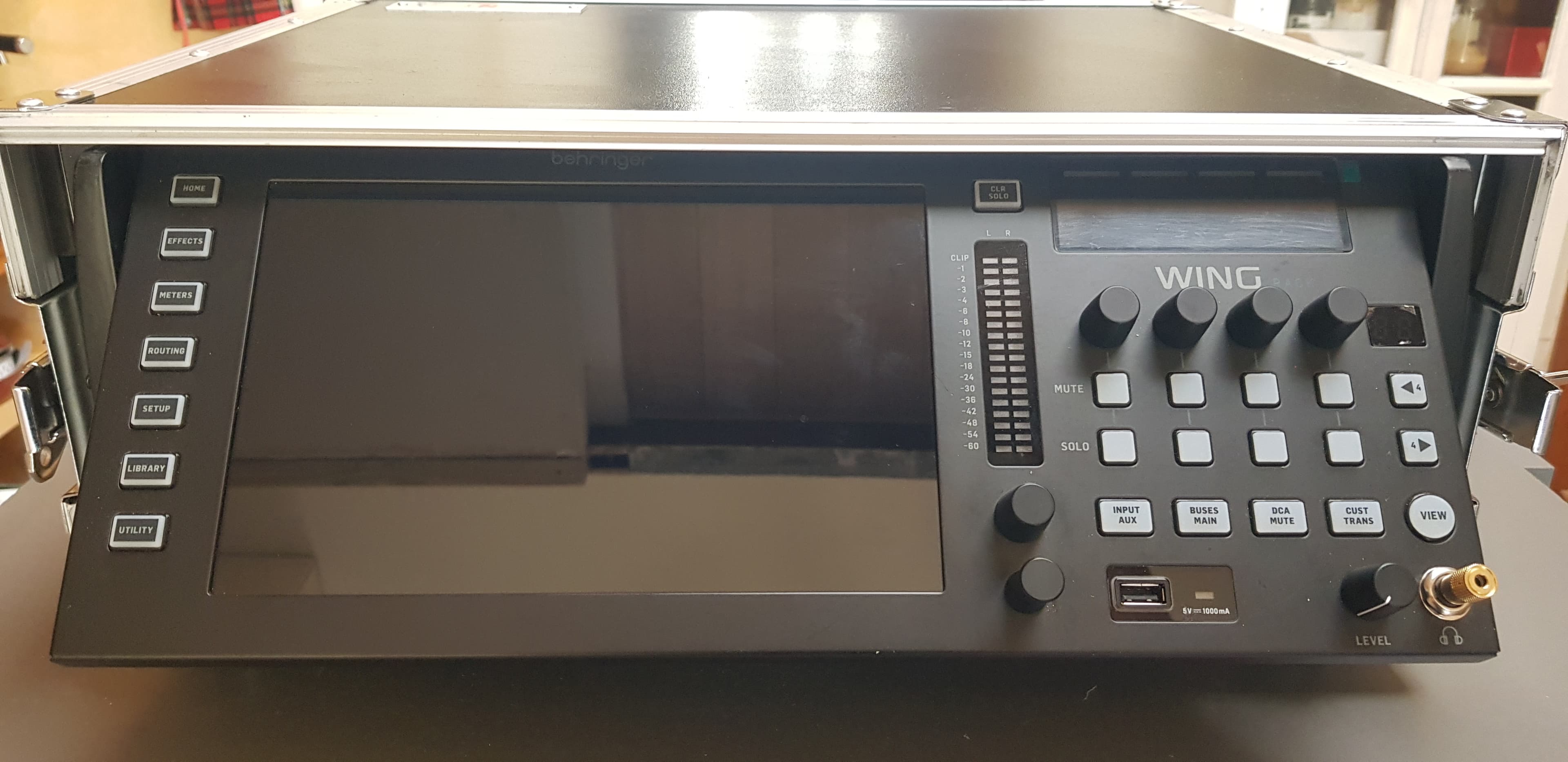 Vends Behringer Wing Rack + Thon Rack 4U + Behringer X-Touch (option 250 euros)