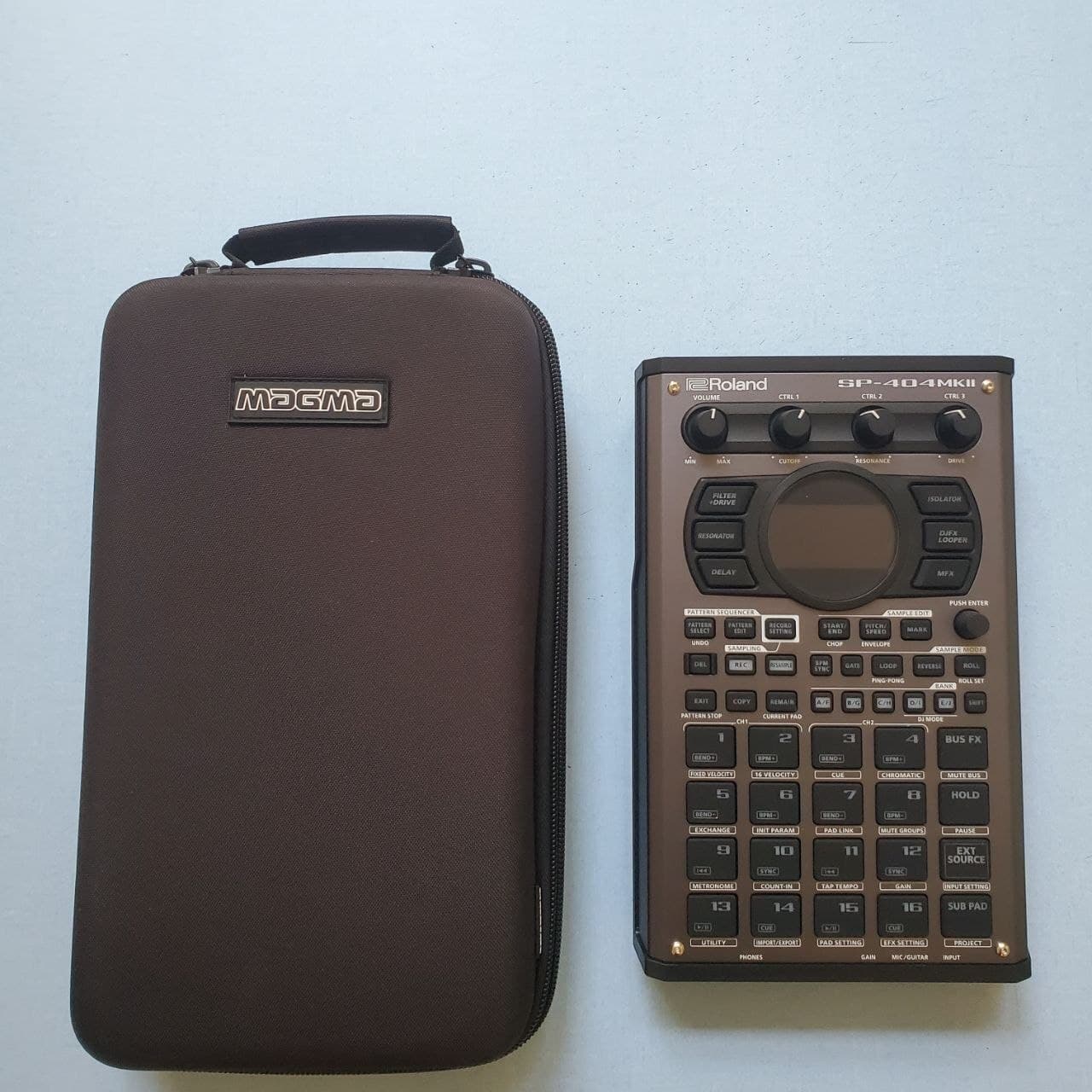 SP404 MKII neuve avec housse rigide Magma