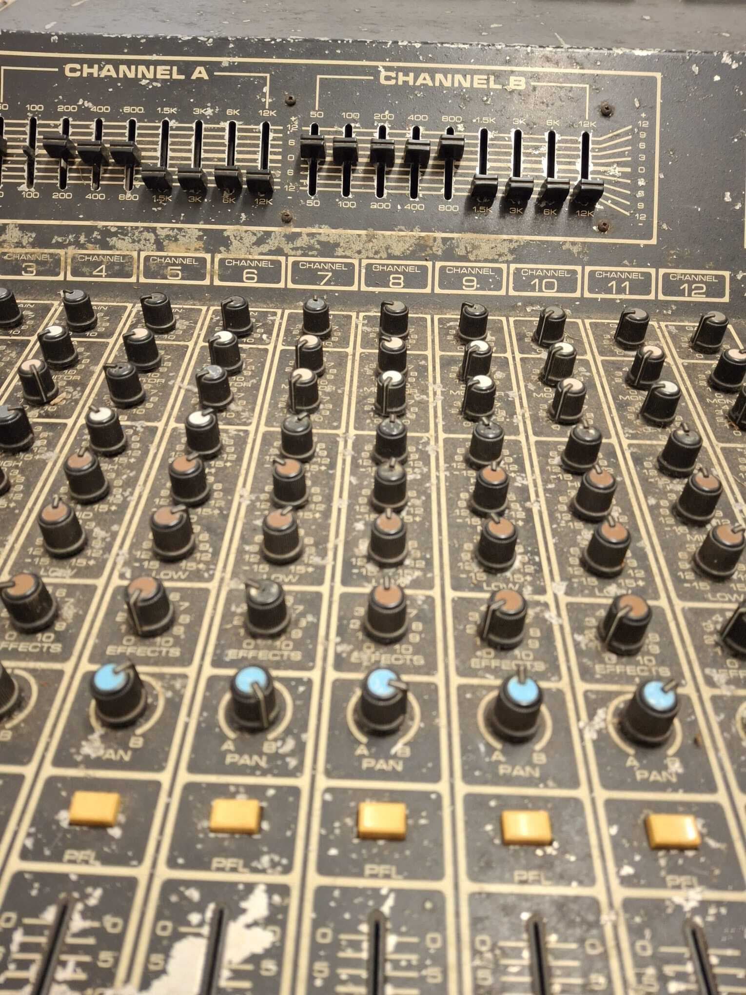 Enceintes "Peavey" et console "Peavey XR 1200"