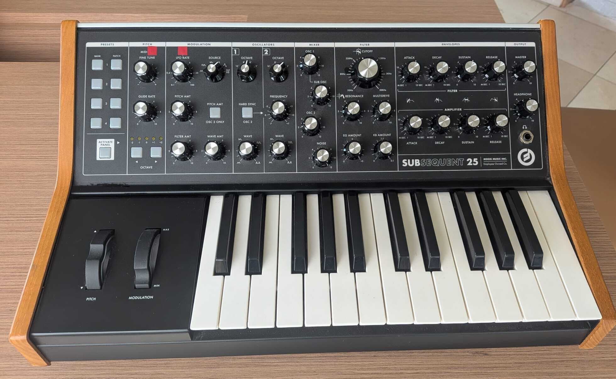 VENDS MOOG SUBSEQUENT 25