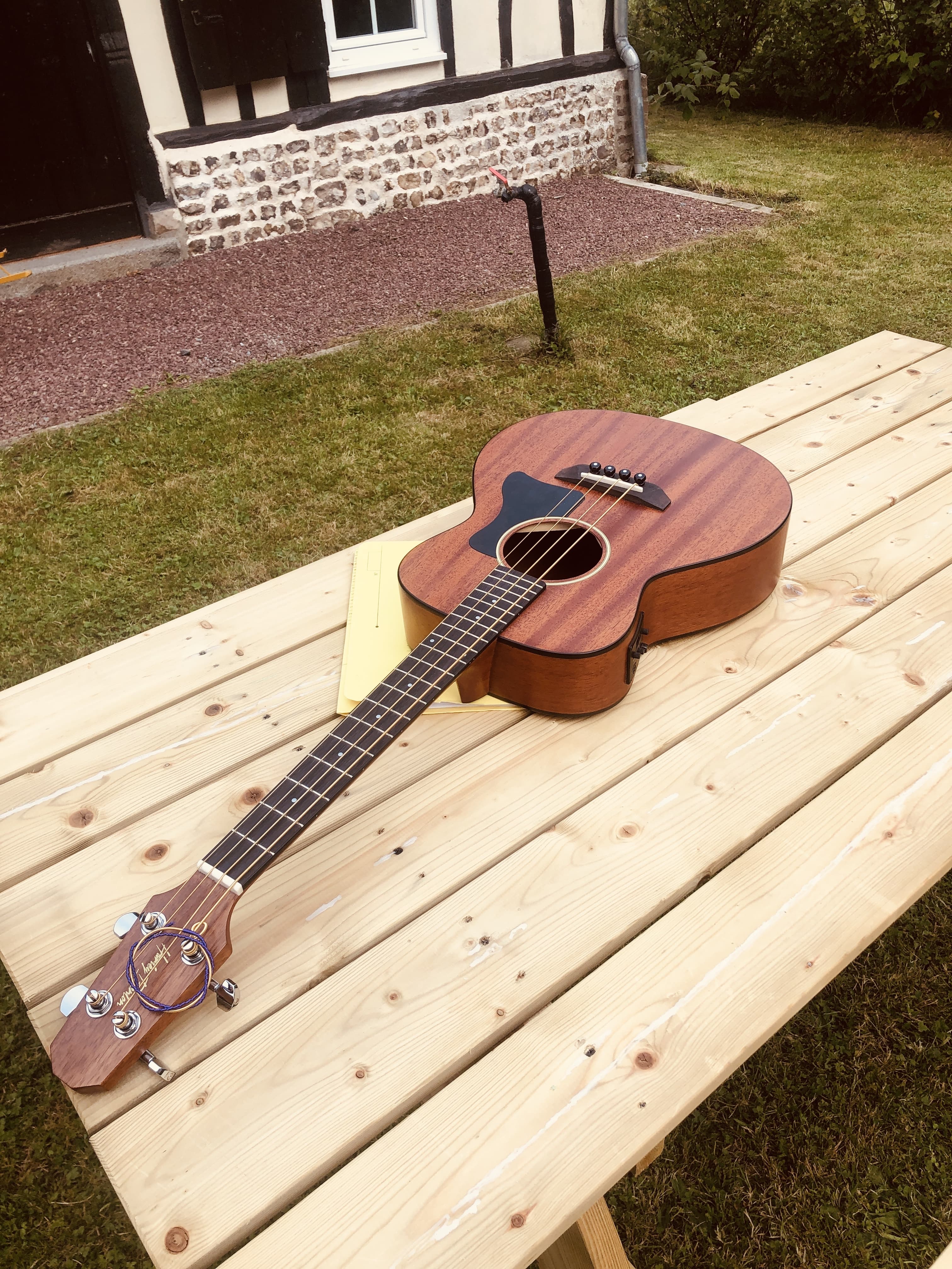Basse short scale electro acoustique
