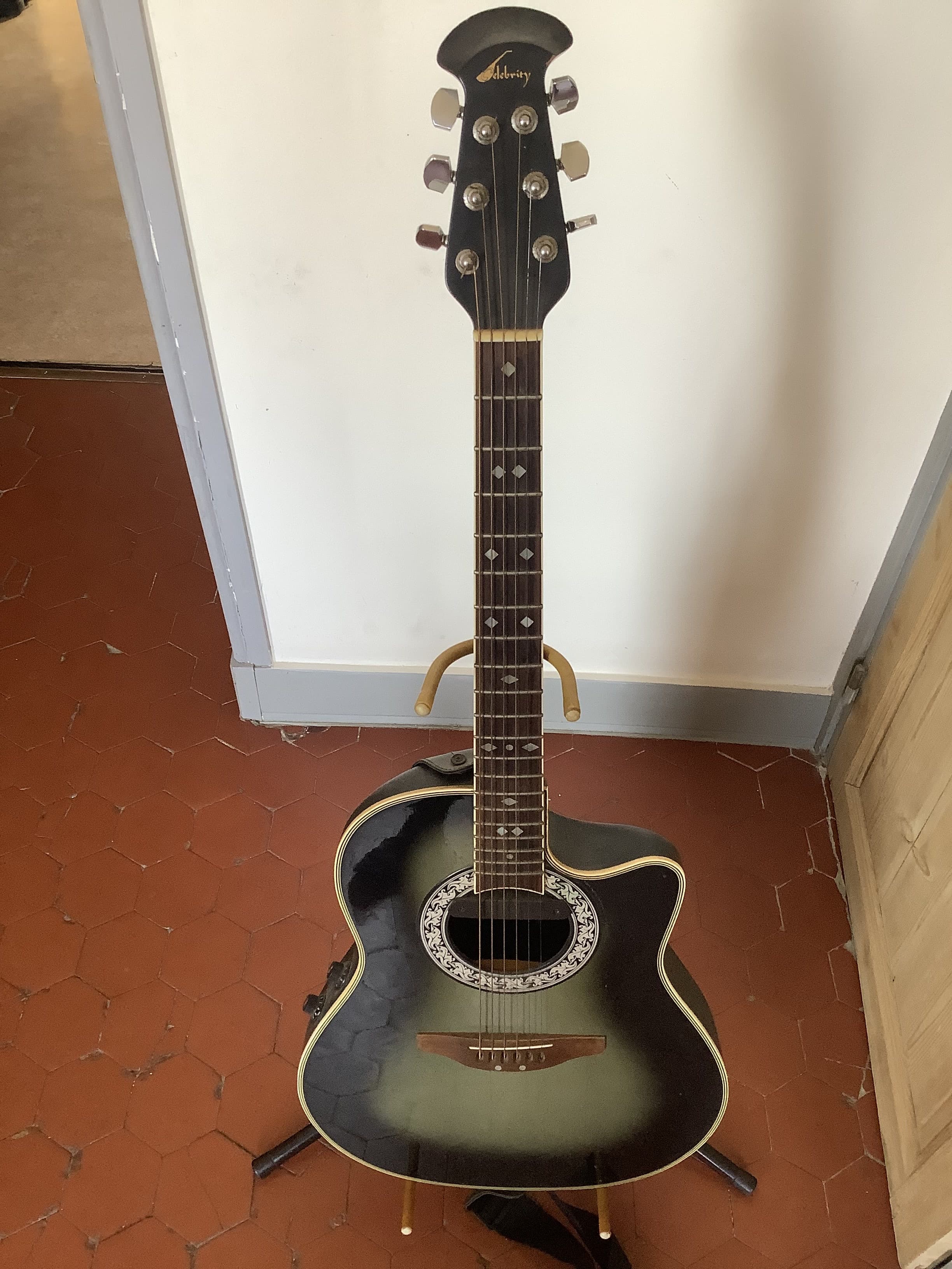 Guitare Ovation Celebrity CC57 Grise + Micro Fishman Neo-D + Accessoires (Sangle & Stand) + cable