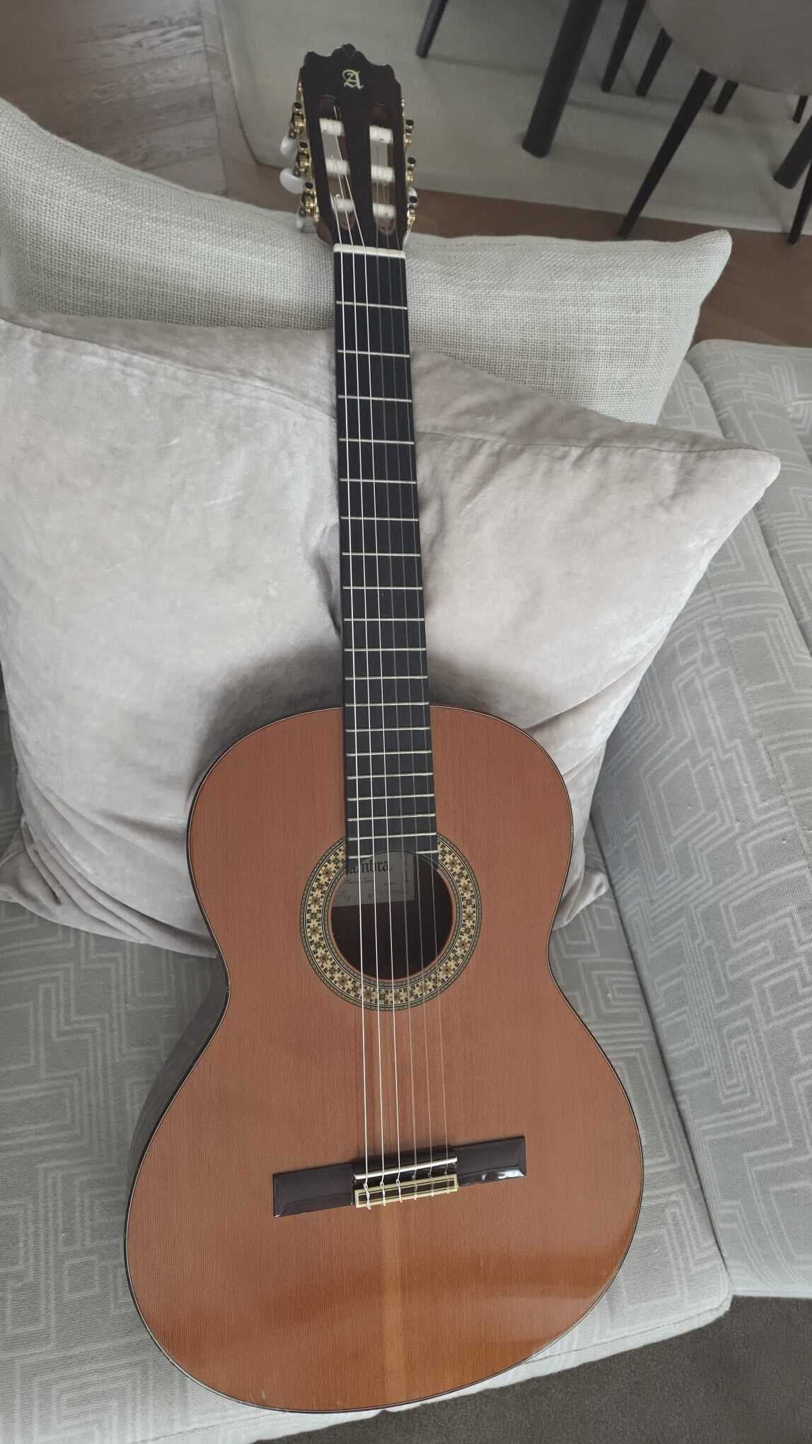 Guitare classique Alhambra 4P, table cèdre massif + étui rigide