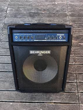 Behringer Ultrabass BXL3000A con Footswitch