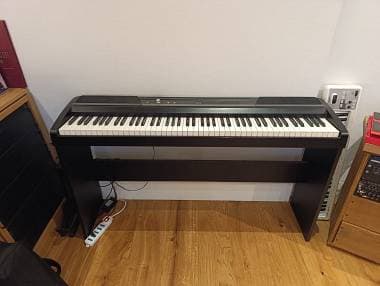 Korg sp170s + leggio + pedale sustain e mobile