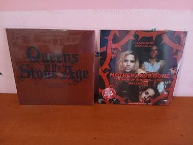 Lotto 2 Vinili LP Rock Queens Of The Stone Age / Mother Love Bone Sigillati