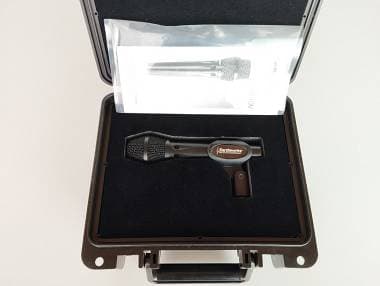 Earthworks SR40V the world's best stage vocal mic