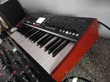 Behringer Deepmind 6