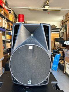 DB Technologies OPERA 715DX 700W + 2 stativi