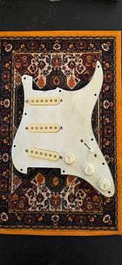 Loaded Pickguard Sss Fender Stratocaster 62 Pickup Battipenna Mij