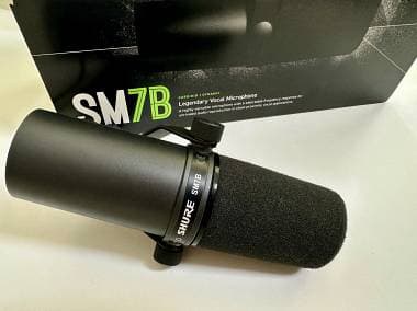 Shure SM7B con scatola originale, RØDE PSA1 opzionale