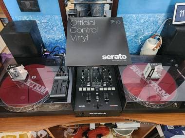 Coppia giradischi della Technisat, Mixer Numark, e Phase Essential