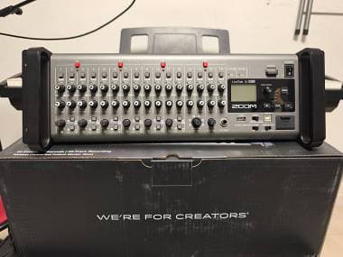 Zoom LiveTrak L-20R