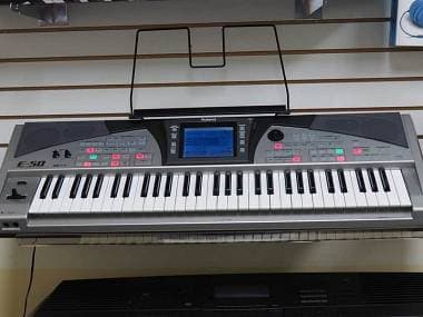 tastiera Roland e 50 display touch screen perffetta