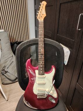 Eko Guitars S-300 stratocaster relic fiesta red tremolo