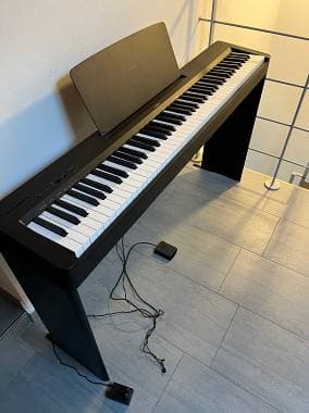 Yamaha P-148B con supporto L-100B