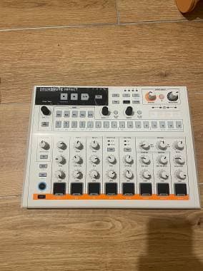 Arturia Drumbrute Impact 1984 drum machine analogica