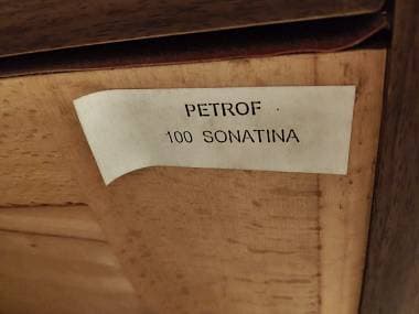 Pianoforte verticale Petrof 100 Sonatina, ottime condizioni, appena accordato.