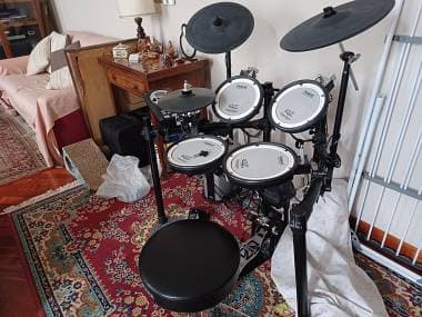 Vendo Roland V-Drums TD-11 + Amplificatore e Sgabello (TUTTO INCLUSO NEL PREZZO)