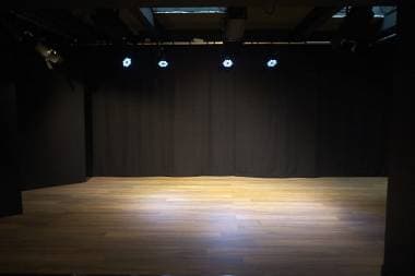 Quinte teatrali autoportanti+fondale nero+stanga. Scenografia completa